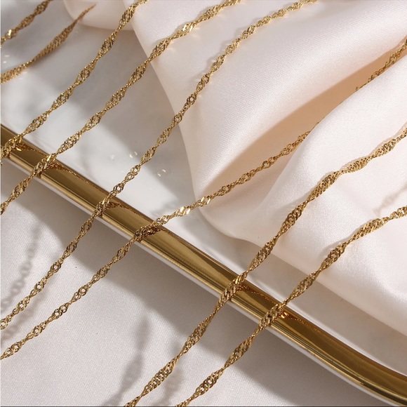 “Flutter” vacuum plated 18k gold necklace - Picture 2 of 2